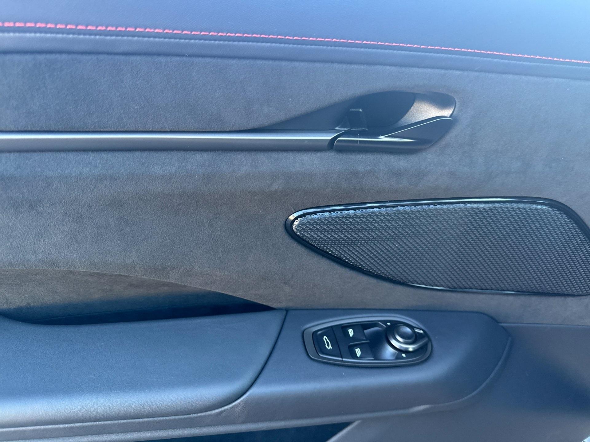 2025 Aston Martin Vantage photo 13