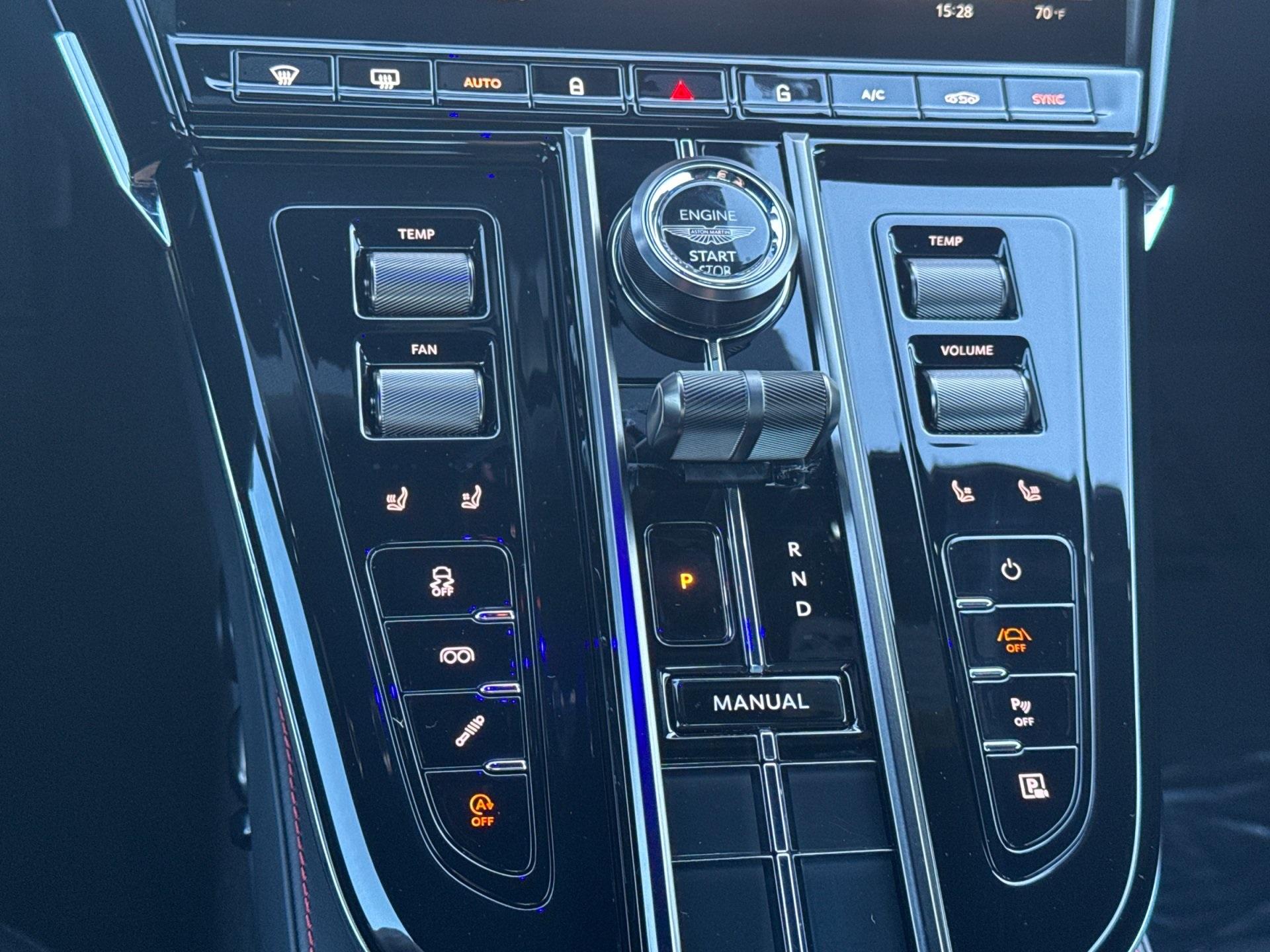2025 Aston Martin Vantage photo 22