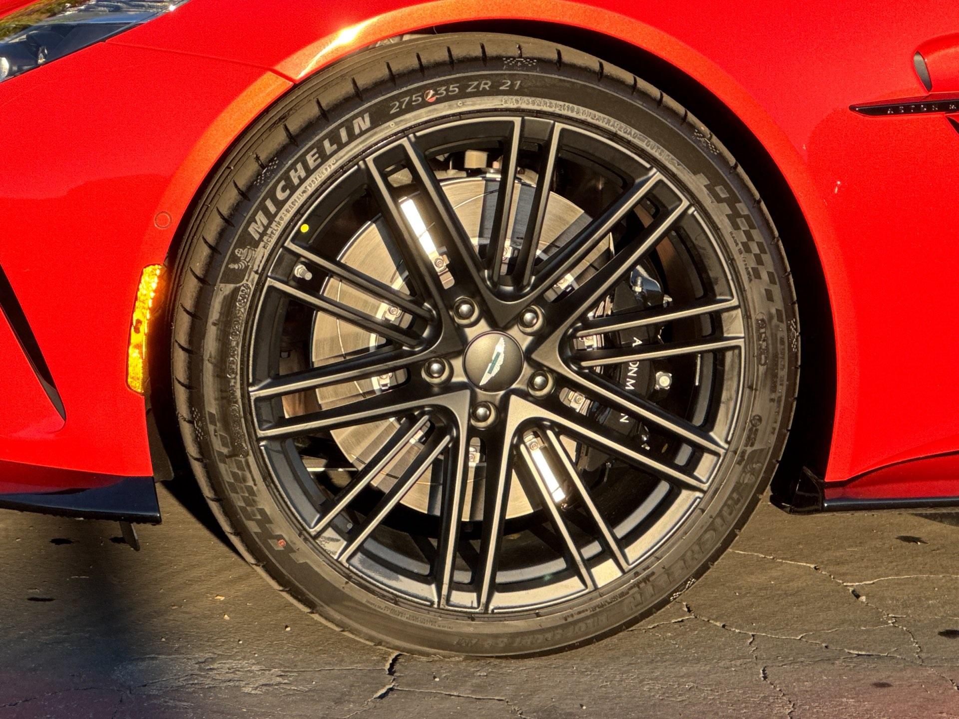 2025 Aston Martin Vantage photo 4