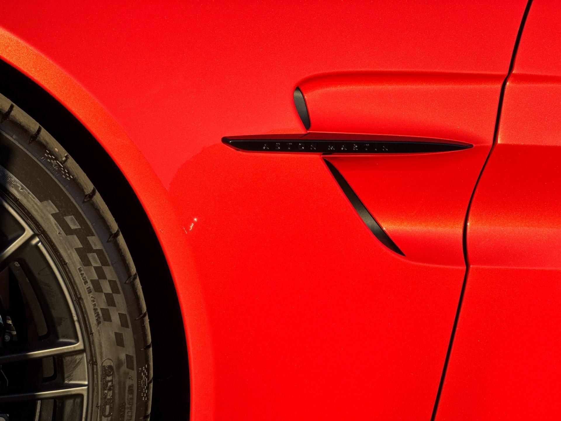 2025 Aston Martin Vantage photo 8